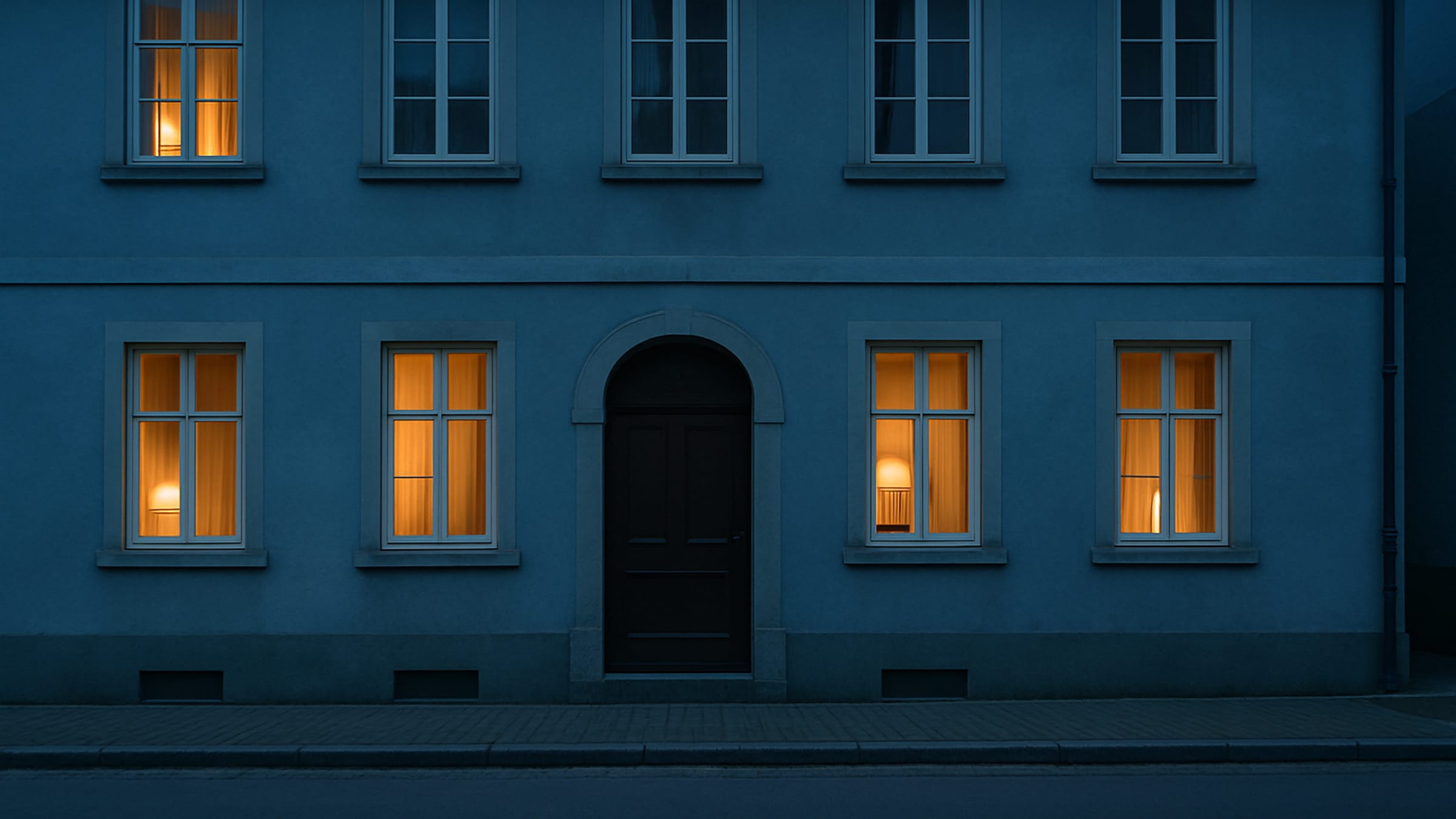 Photographie de la façade au soir
